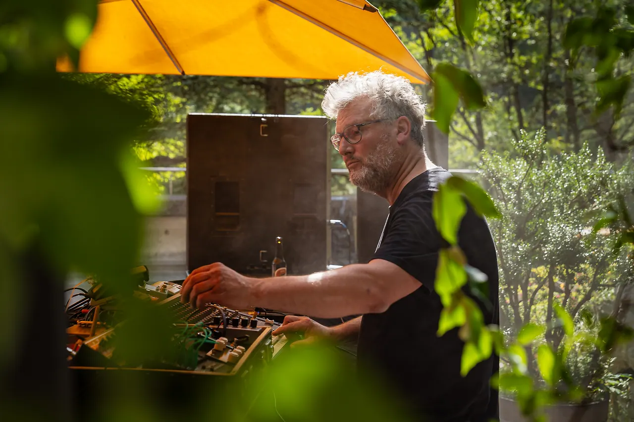 Black Box Bricolage live an Les Digitales Bern 2023, Botanischer Garten Bern – Foto 5 von 29