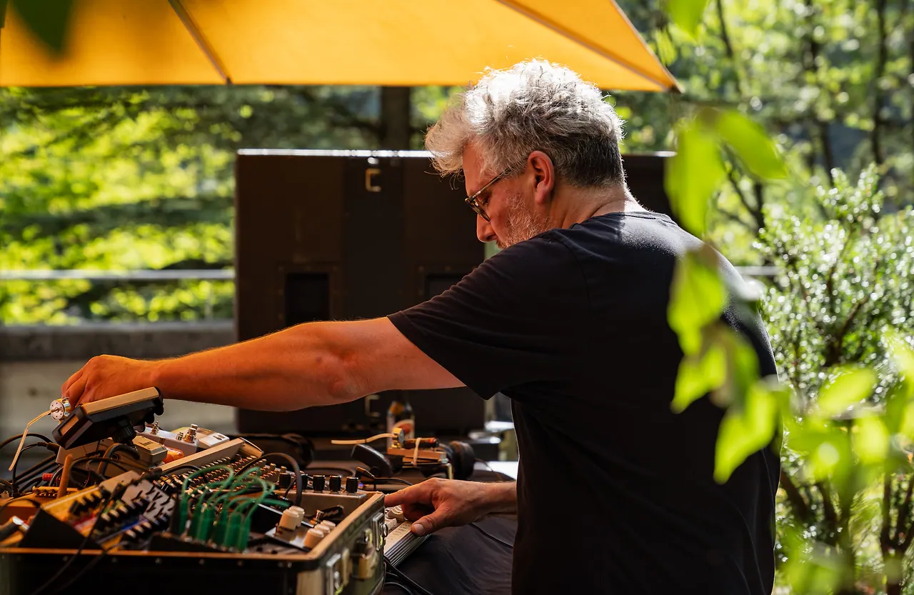Black Box Bricolage live an Les Digitales Bern 2023, Botanischer Garten Bern – Foto 6 von 29