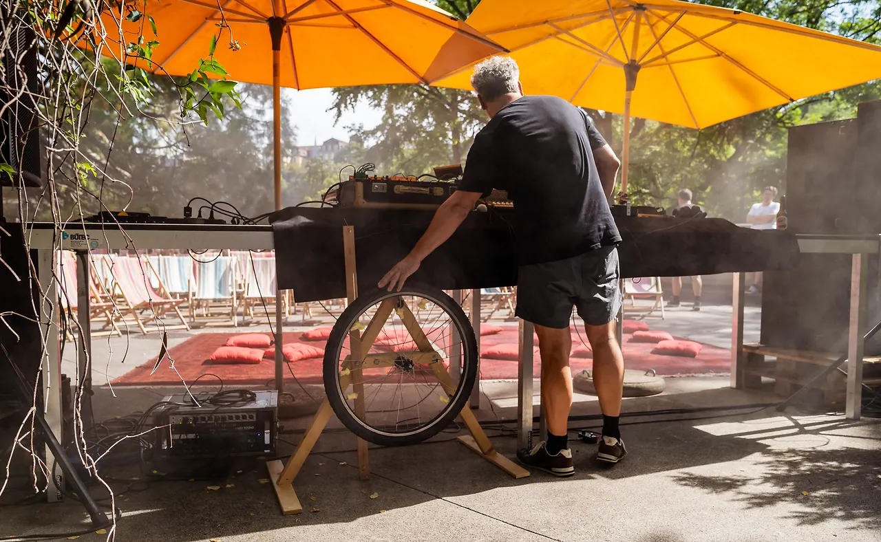 Black Box Bricolage live an Les Digitales Bern 2023, Botanischer Garten Bern – Foto 7 von 29