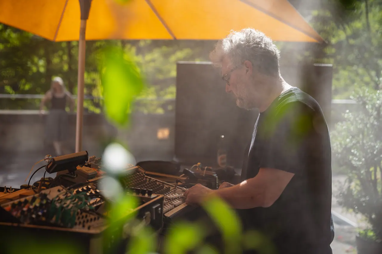 Black Box Bricolage live an Les Digitales Bern 2023, Botanischer Garten Bern – Foto 9 von 29