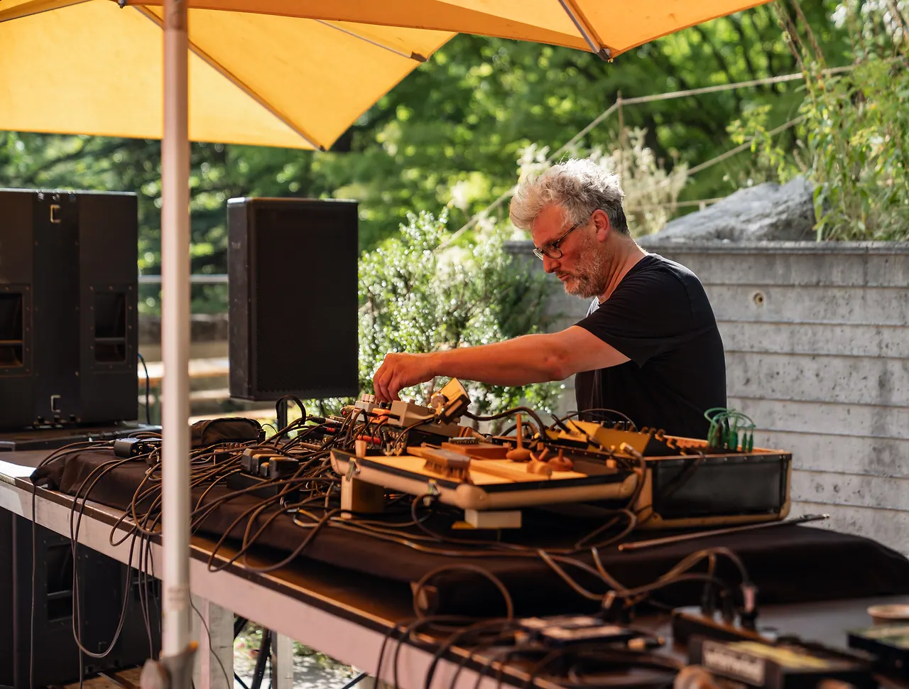 Black Box Bricolage live an Les Digitales Bern 2023, Botanischer Garten Bern – Foto 12 von 29
