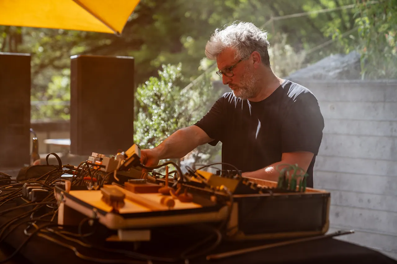 Black Box Bricolage live an Les Digitales Bern 2023, Botanischer Garten Bern – Foto 13 von 29