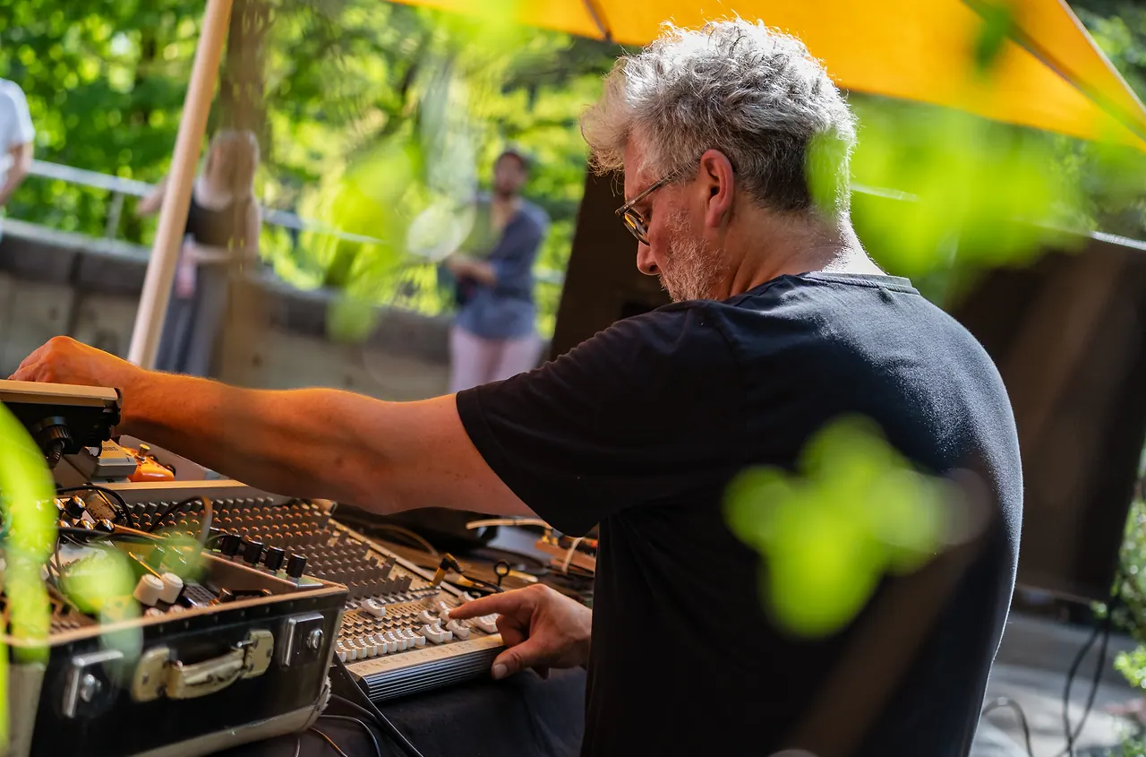 Black Box Bricolage live an Les Digitales Bern 2023, Botanischer Garten Bern – Foto 18 von 29