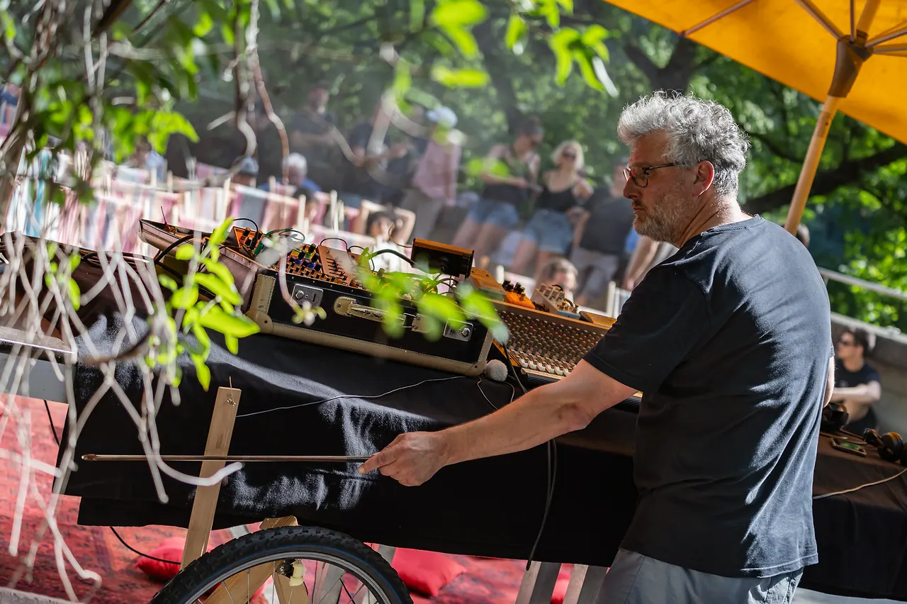 Black Box Bricolage live an Les Digitales Bern 2023, Botanischer Garten Bern – Foto 19 von 29