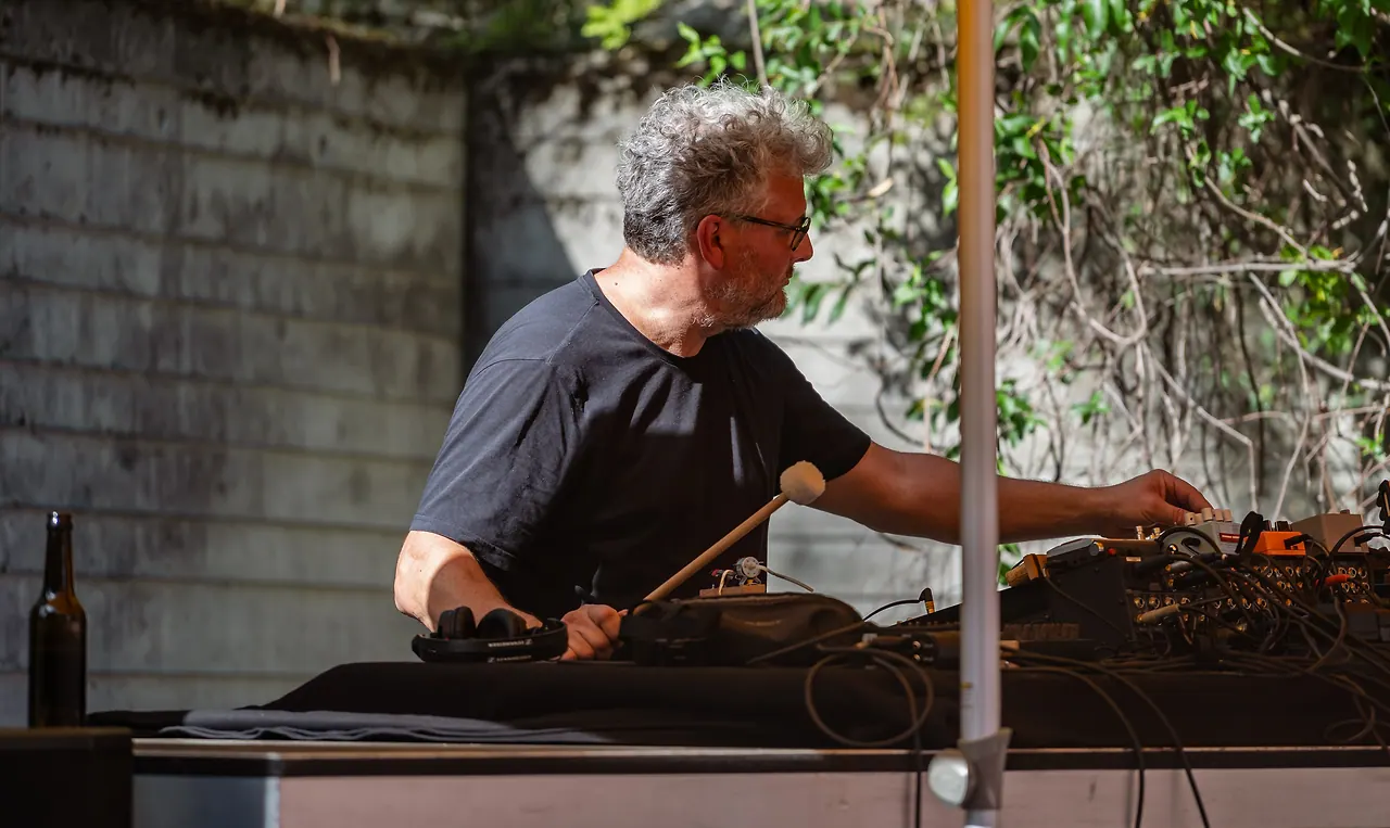Black Box Bricolage live an Les Digitales Bern 2023, Botanischer Garten Bern – Foto 23 von 29