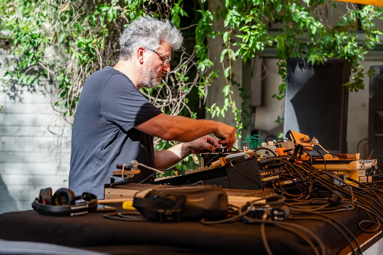 Black Box Bricolage live an Les Digitales Bern 2023, Botanischer Garten Bern – Foto 26 von 29