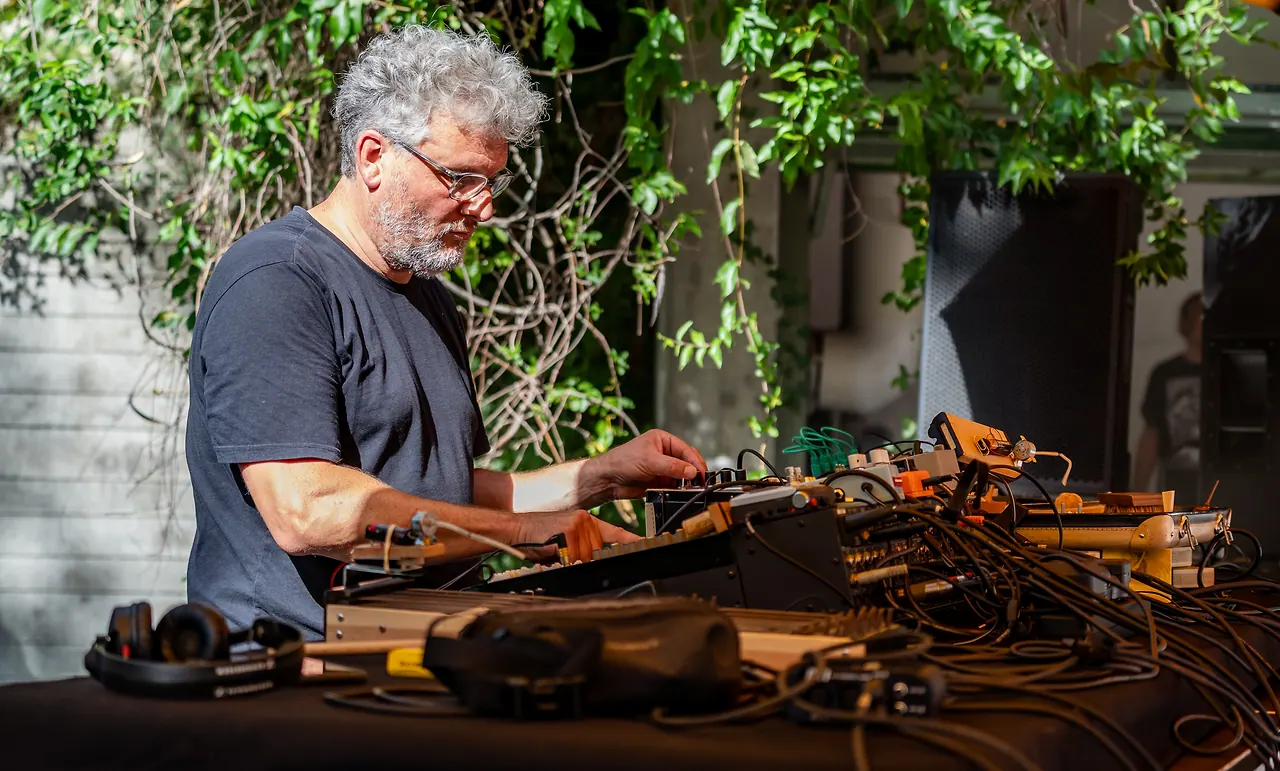 Black Box Bricolage live an Les Digitales Bern 2023, Botanischer Garten Bern – Foto 27 von 29