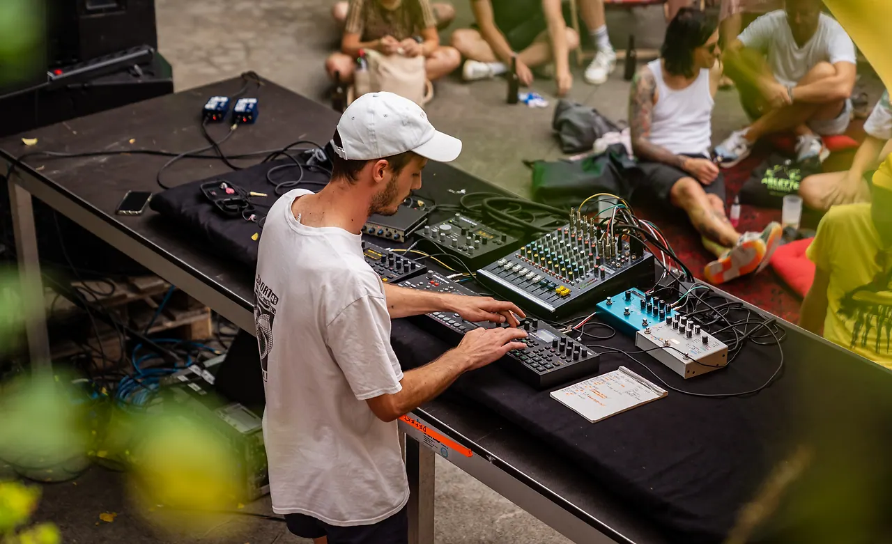 Fels live an Les Digitales Bern 2023, Botanischer Garten Bern – Foto 15 von 19