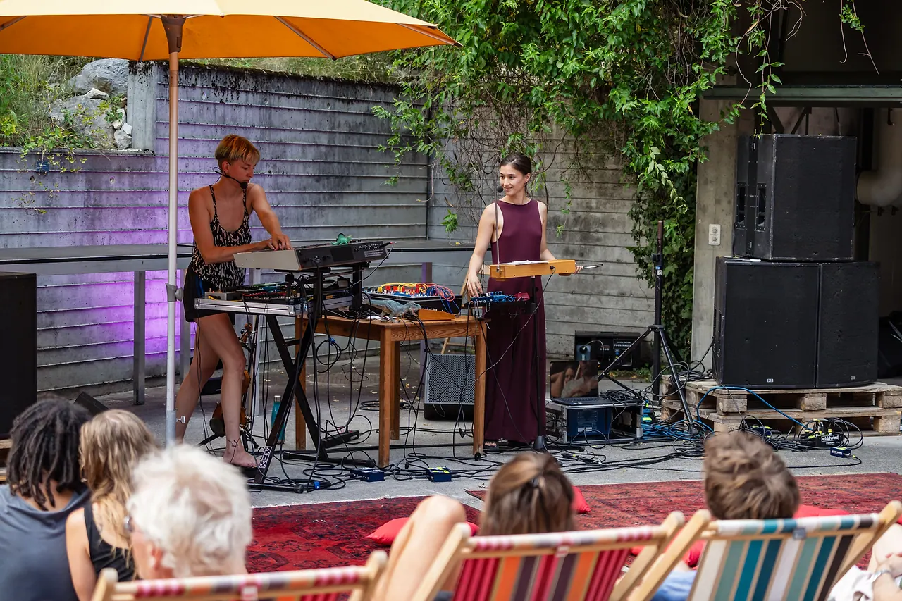 Junee live an Les Digitales Bern 2023, Botanischer Garten Bern – Foto 13 von 22