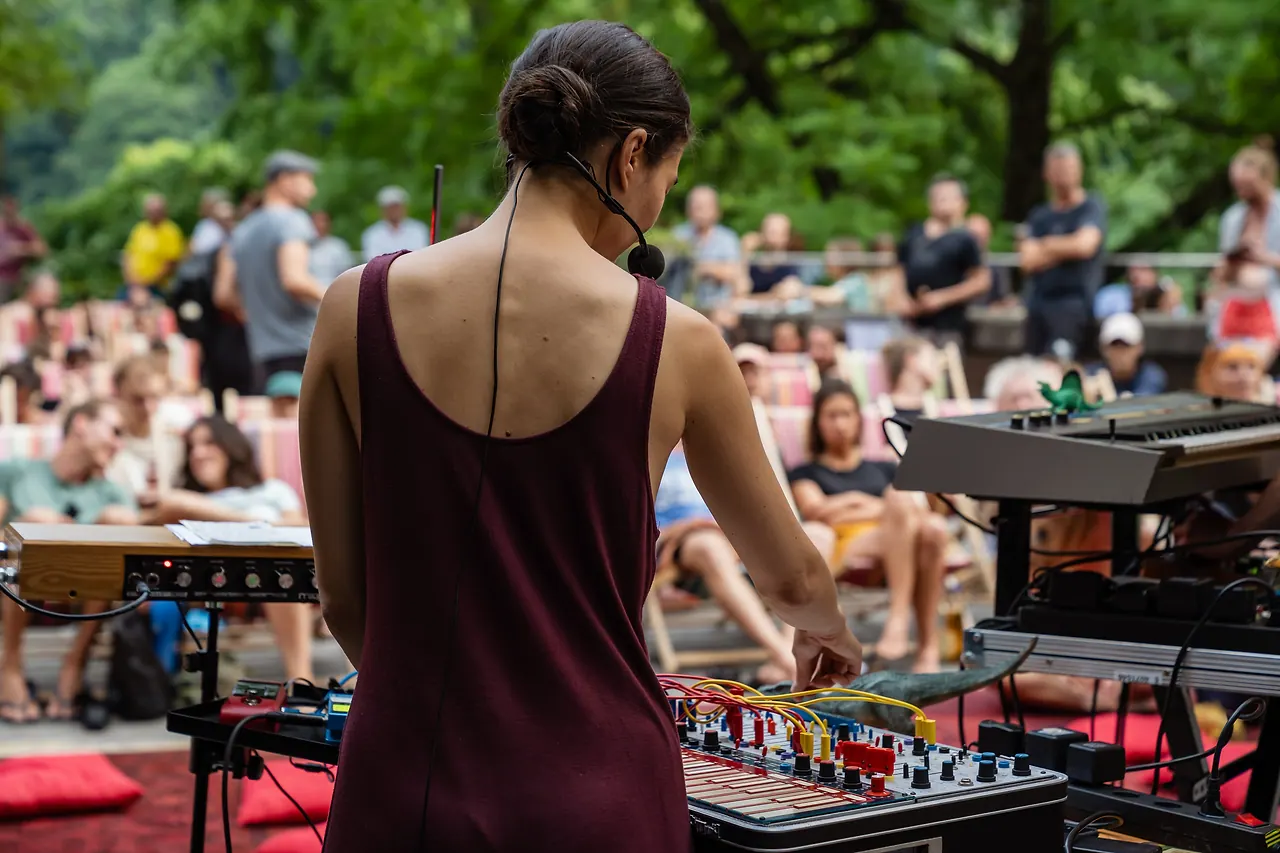 Junee live an Les Digitales Bern 2023, Botanischer Garten Bern – Foto 15 von 22