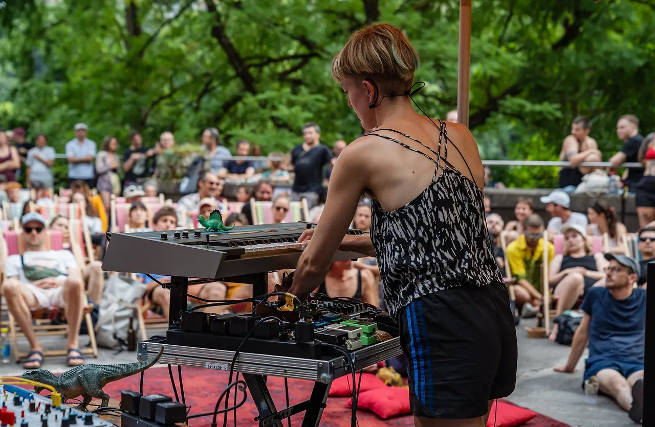 Junee live an Les Digitales Bern 2023, Botanischer Garten Bern – Foto 16 von 22