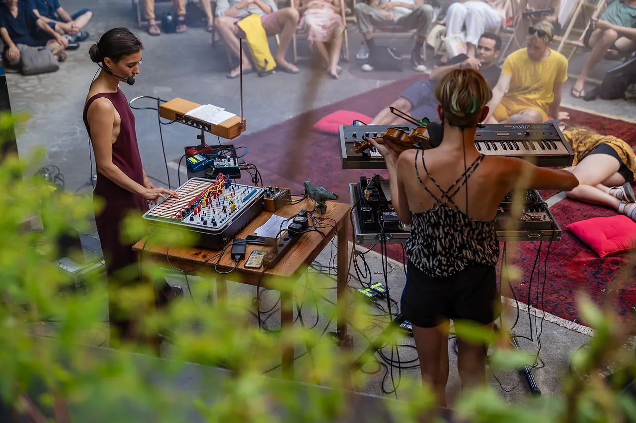 Junee live an Les Digitales Bern 2023, Botanischer Garten Bern – Foto 21 von 22