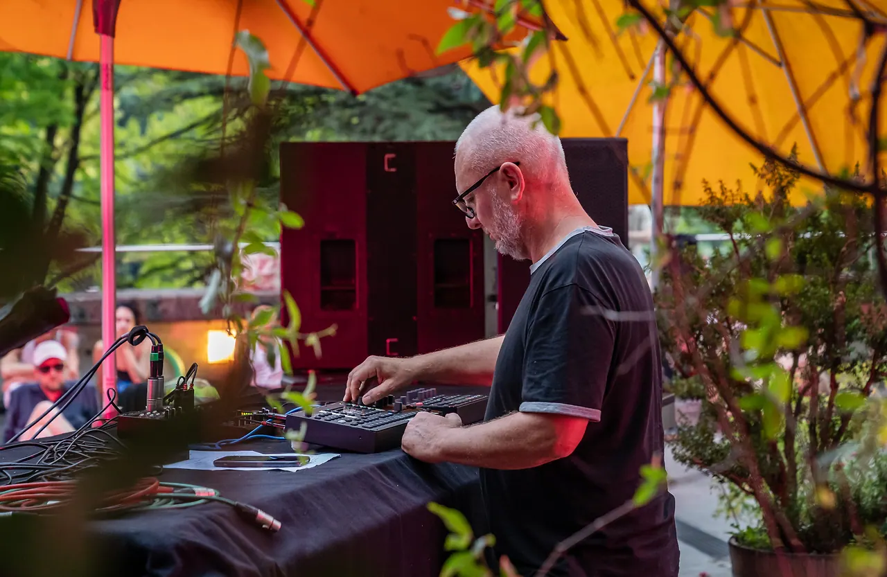 (la) Fabrik Electric live an Les Digitales Bern 2023, Botanischer Garten Bern – Foto 2 von 13