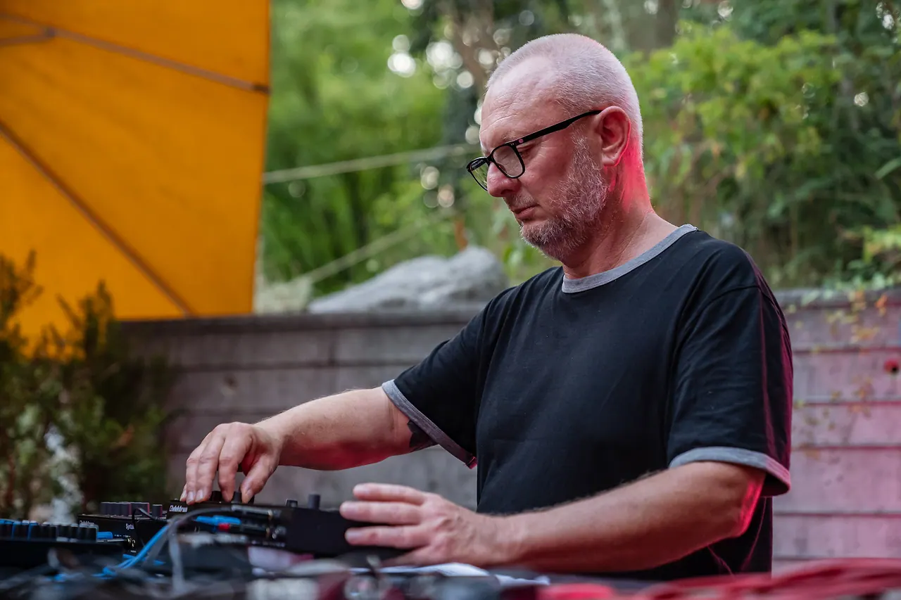(la) Fabrik Electric live an Les Digitales Bern 2023, Botanischer Garten Bern – Foto 3 von 13