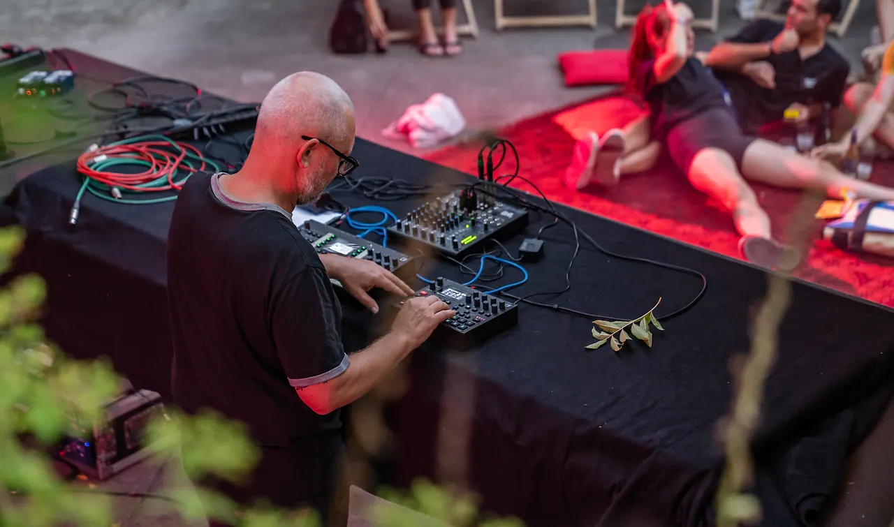 (la) Fabrik Electric live an Les Digitales Bern 2023, Botanischer Garten Bern – Foto 6 von 13