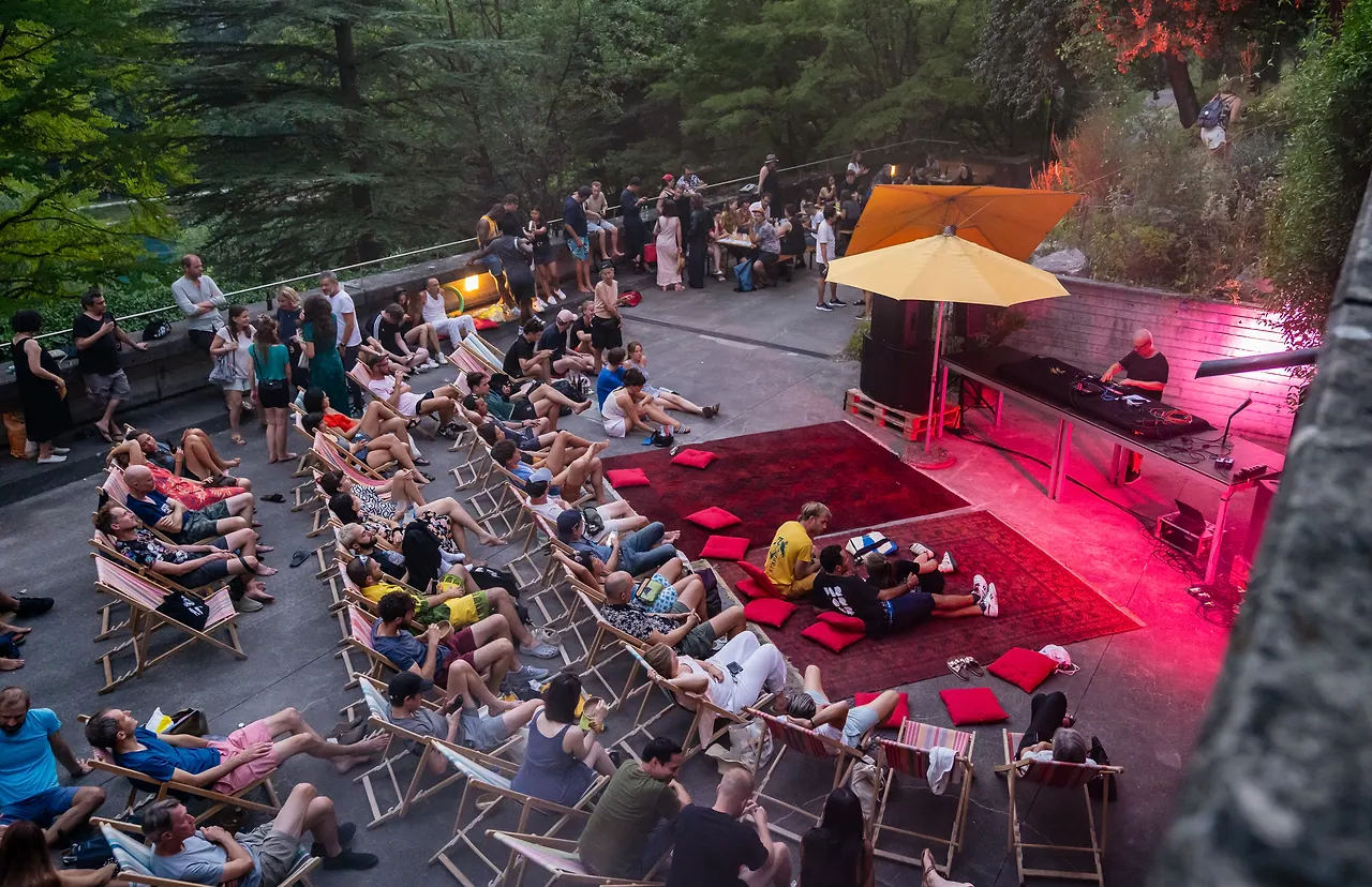 (la) Fabrik Electric live an Les Digitales Bern 2023, Botanischer Garten Bern – Foto 8 von 13