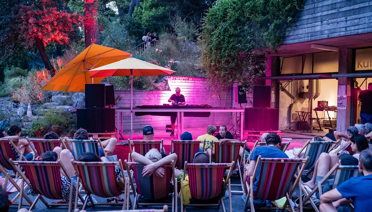 (la) Fabrik Electric live an Les Digitales Bern 2023, Botanischer Garten Bern – Foto 9 von 13