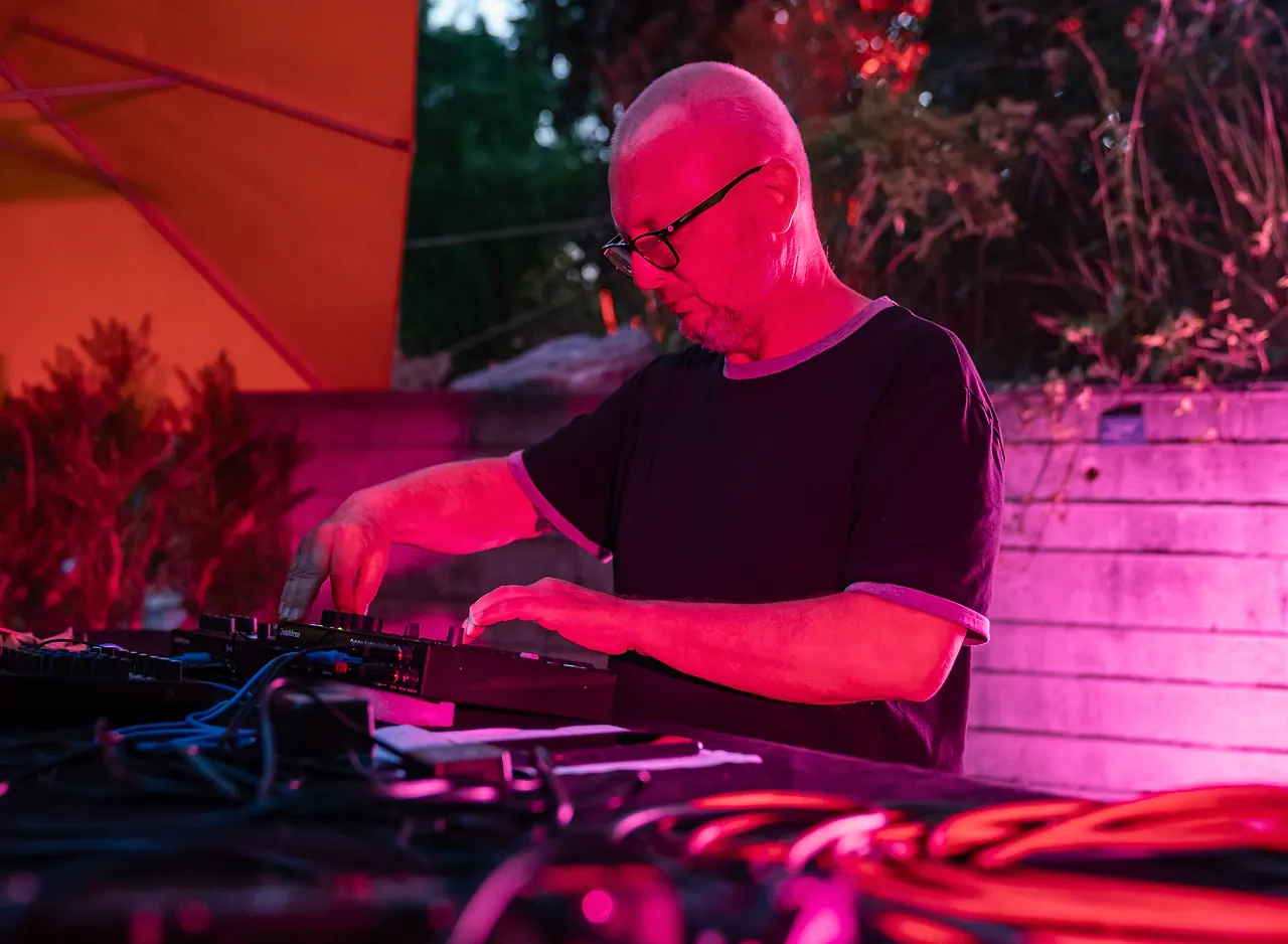 (la) Fabrik Electric live an Les Digitales Bern 2023, Botanischer Garten Bern – Foto 10 von 13