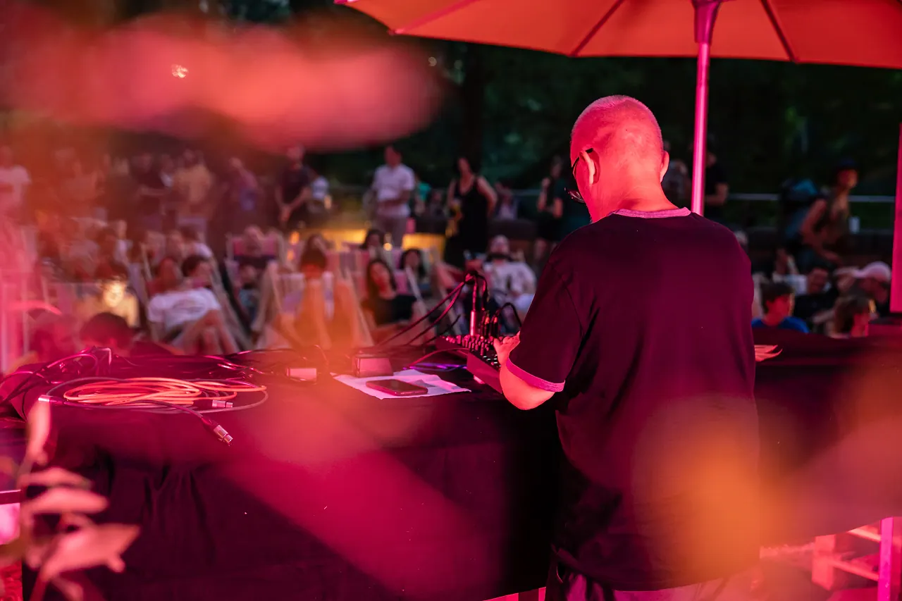 (la) Fabrik Electric live an Les Digitales Bern 2023, Botanischer Garten Bern – Foto 12 von 13