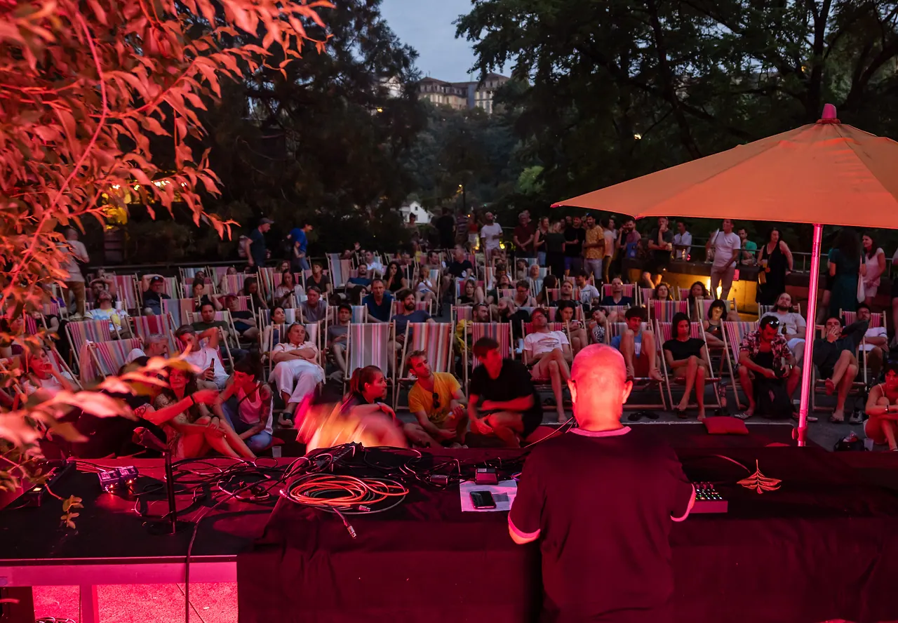 (la) Fabrik Electric live an Les Digitales Bern 2023, Botanischer Garten Bern – Foto 13 von 13