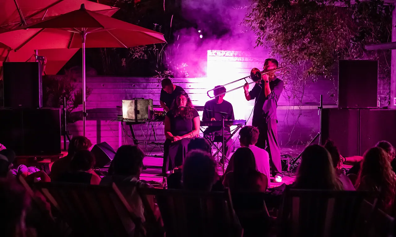 Lumia Sylko live an Les Digitales Bern 2023, Botanischer Garten Bern – Foto 2 von 15