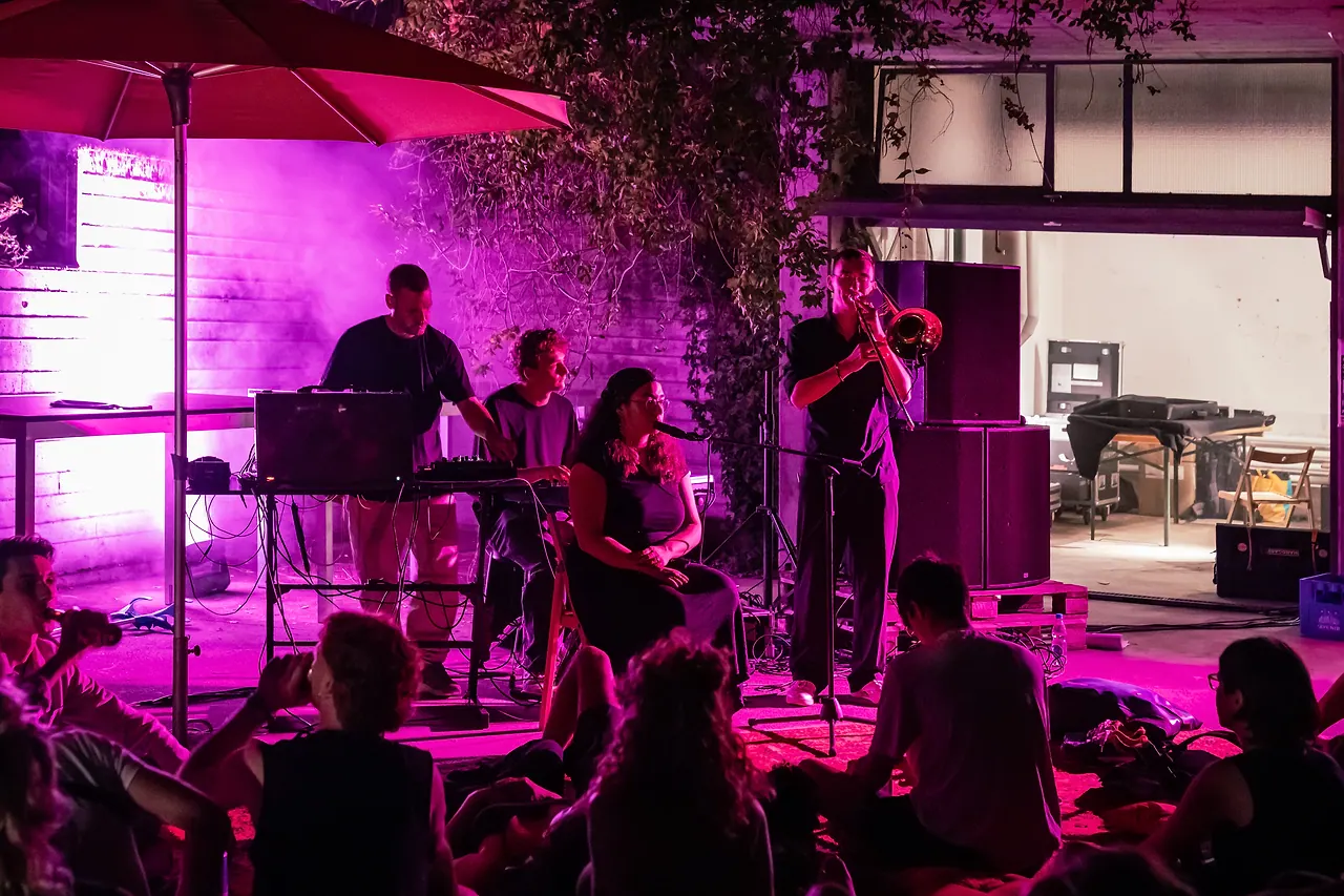 Lumia Sylko live an Les Digitales Bern 2023, Botanischer Garten Bern – Foto 9 von 15