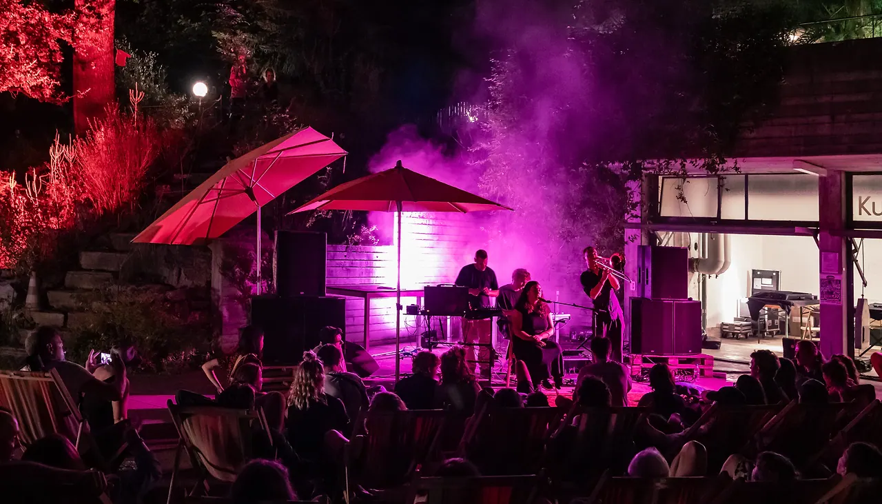 Lumia Sylko live an Les Digitales Bern 2023, Botanischer Garten Bern – Foto 10 von 15