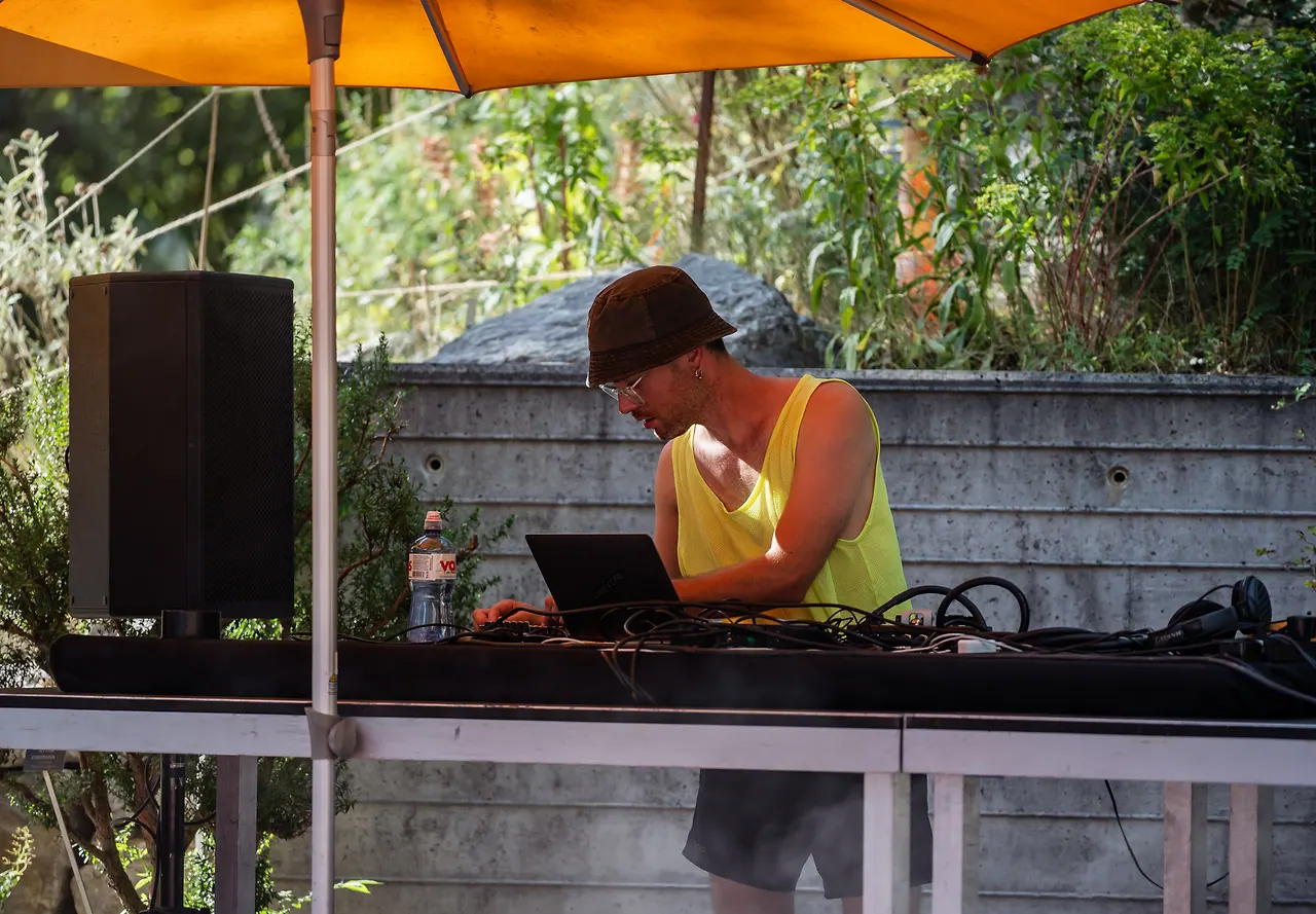 nights707 live at Les Digitales Bern 2023, Botanischer Garten Bern – photo 2 of 12