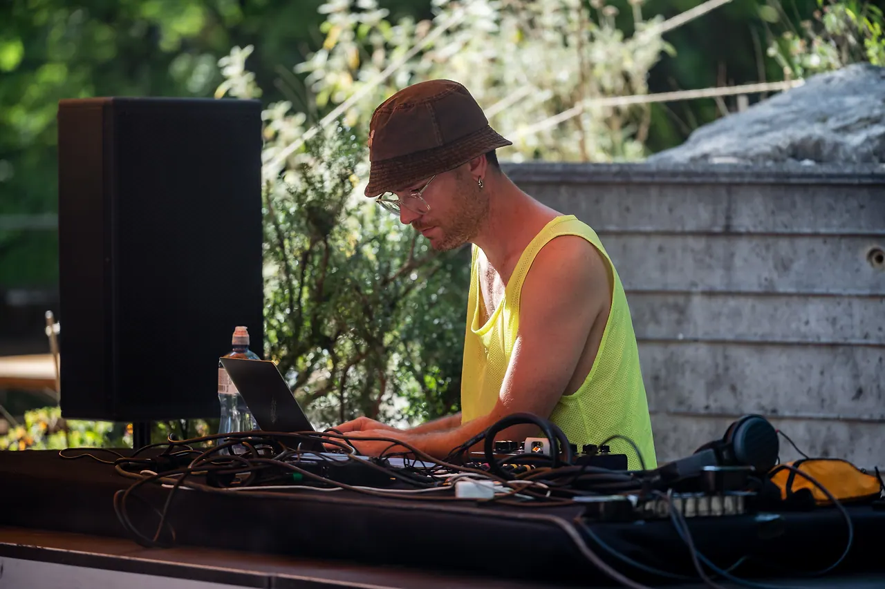 nights707 live at Les Digitales Bern 2023, Botanischer Garten Bern – photo 3 of 12