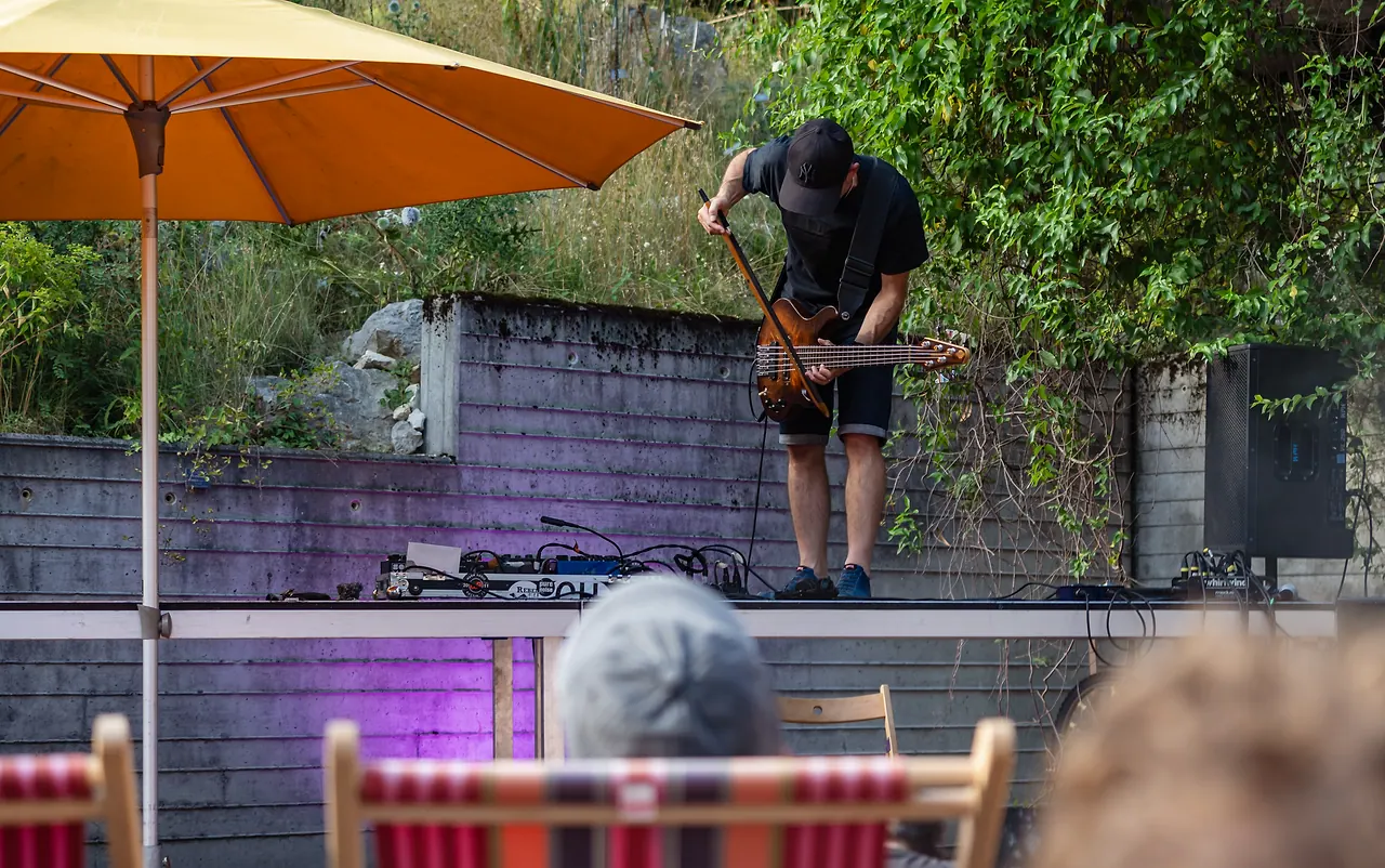 OLO live an Les Digitales Bern 2023, Botanischer Garten Bern – Foto 14 von 17
