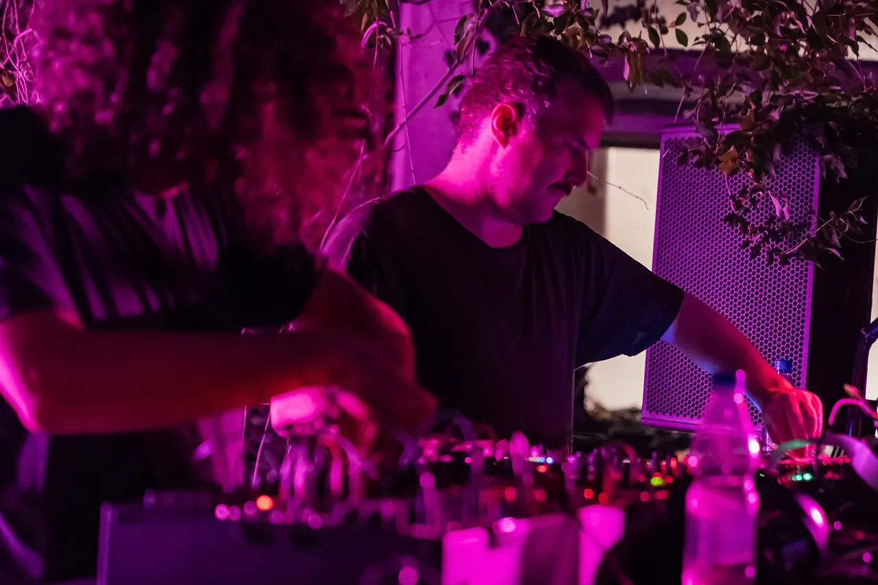 v0ll & Boss live an Les Digitales Bern 2023, Botanischer Garten Bern – Foto 4 von 12