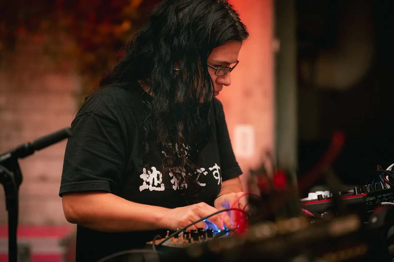 Caterina De Nicola live an Les Digitales Bern 2026, Botanischer Garten Bern – Foto 4 von 19