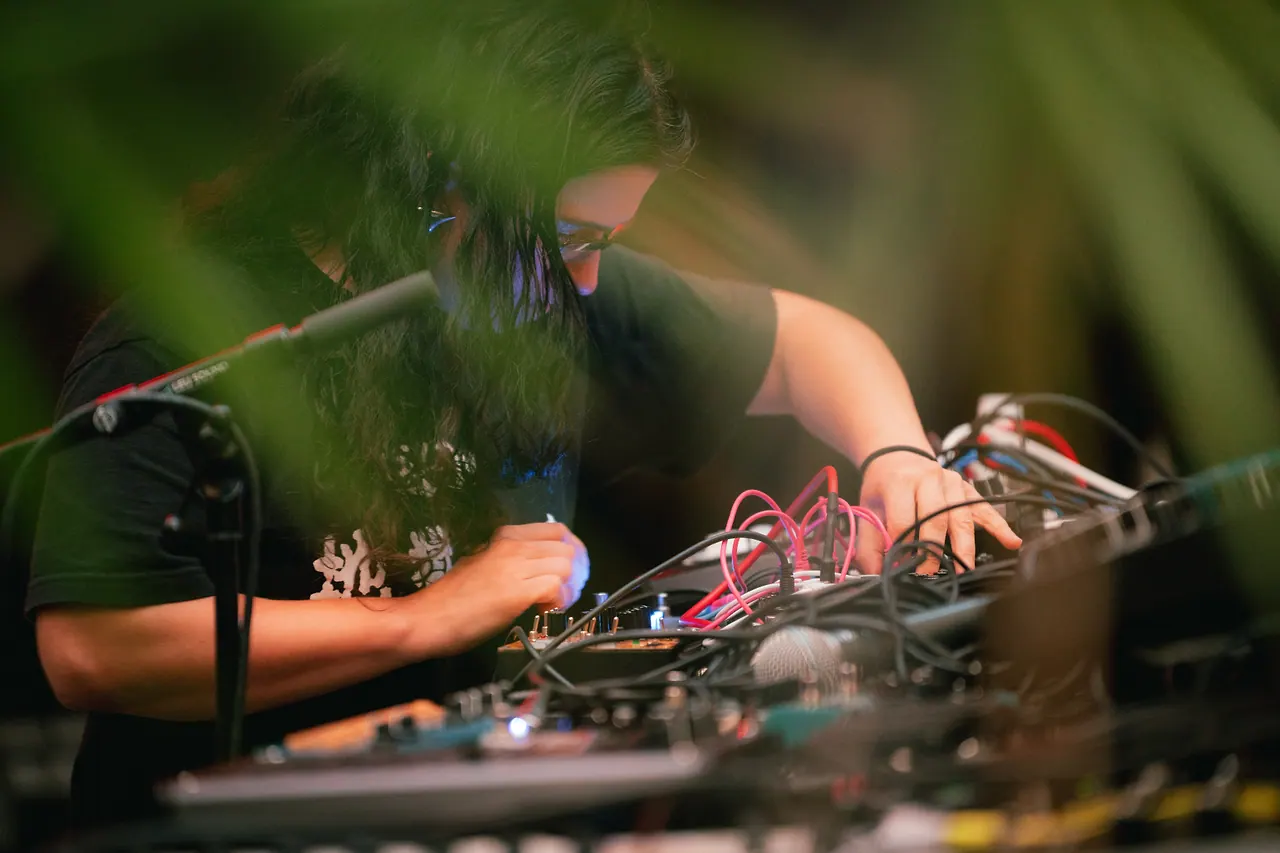 Caterina De Nicola live an Les Digitales Bern 2026, Botanischer Garten Bern – Foto 6 von 19