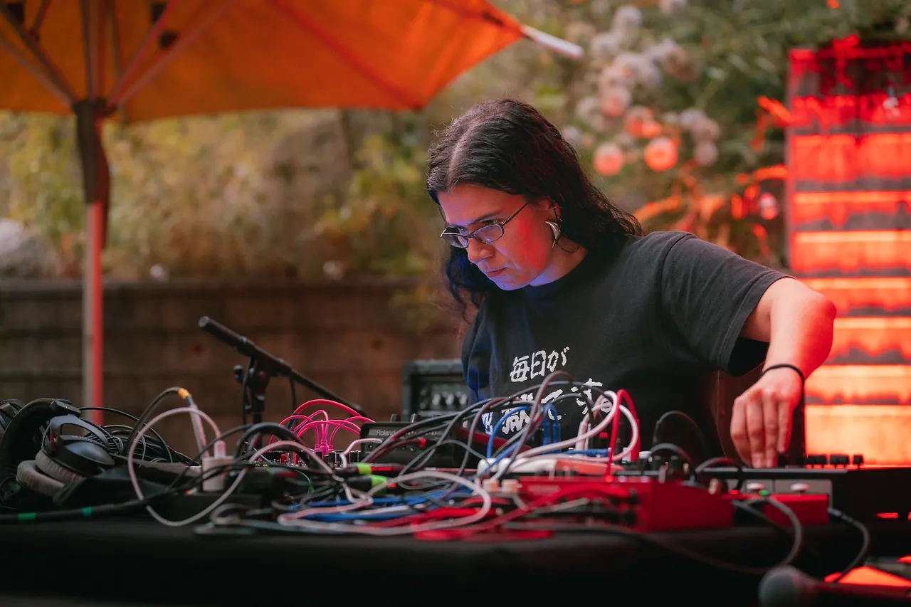 Caterina De Nicola live an Les Digitales Bern 2026, Botanischer Garten Bern – Foto 13 von 19