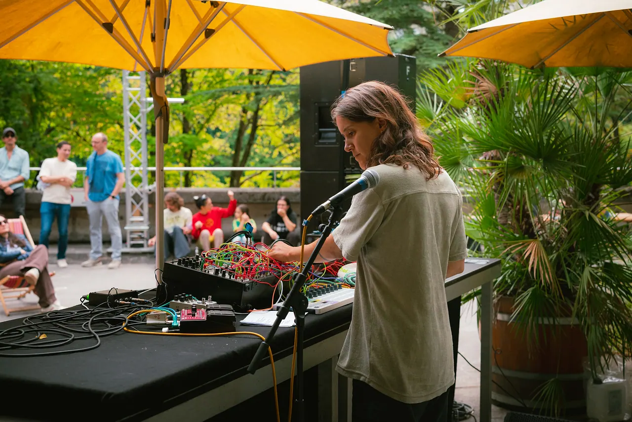 Claude Bühler live an Les Digitales Bern 2026, Botanischer Garten Bern – Foto 2 von 18