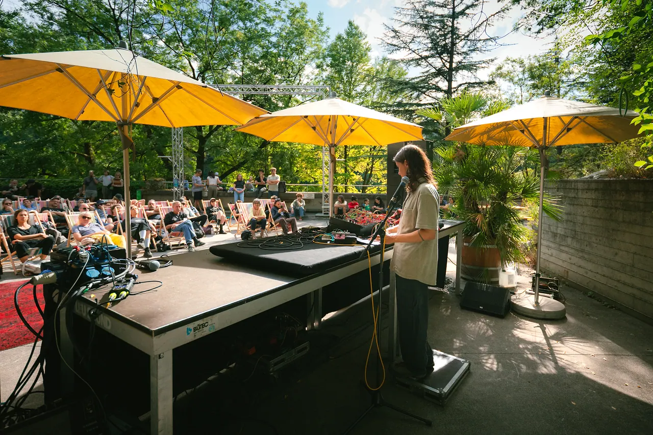 Claude Bühler live an Les Digitales Bern 2026, Botanischer Garten Bern – Foto 12 von 18