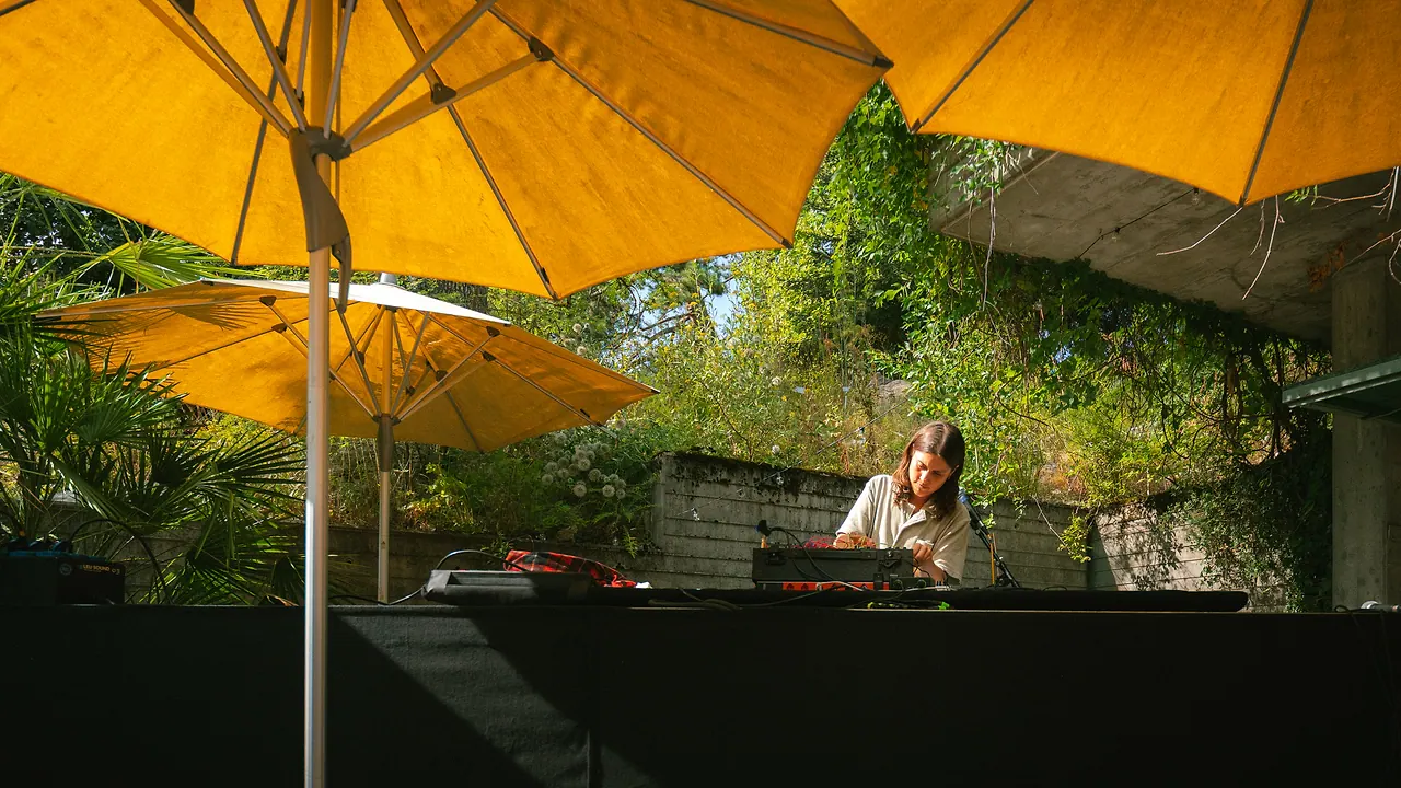 Claude Bühler live an Les Digitales Bern 2026, Botanischer Garten Bern – Foto 13 von 18