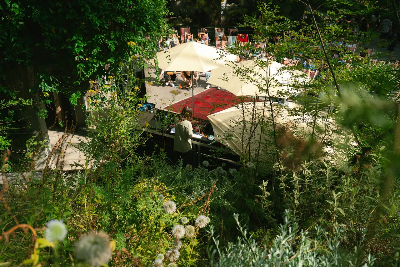 Claude Bühler live an Les Digitales Bern 2026, Botanischer Garten Bern – Foto 15 von 18