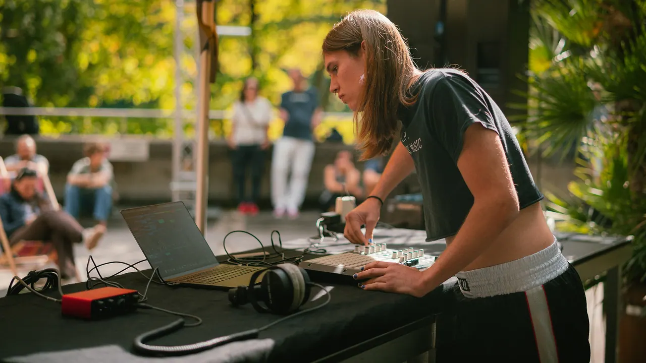 Liz live at Les Digitales Bern 2026, Botanischer Garten Bern – photo 6 of 15