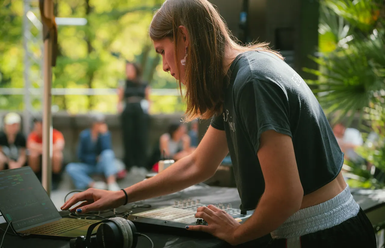Liz live at Les Digitales Bern 2026, Botanischer Garten Bern – photo 13 of 15