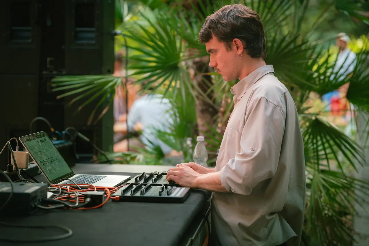 Matthias Müller live an Les Digitales Bern 2026, Botanischer Garten Bern – Foto 7 von 15