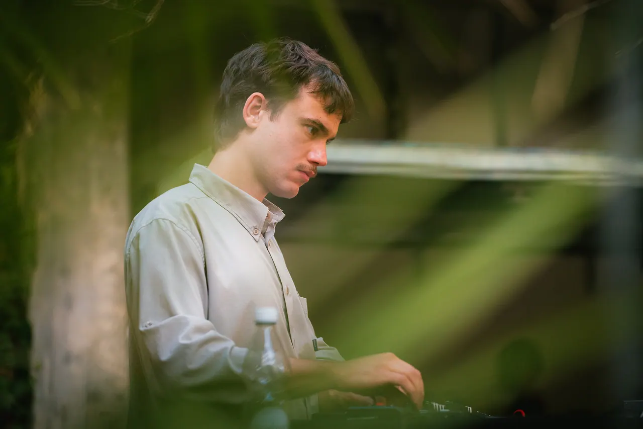 Matthias Müller live an Les Digitales Bern 2026, Botanischer Garten Bern – Foto 14 von 15