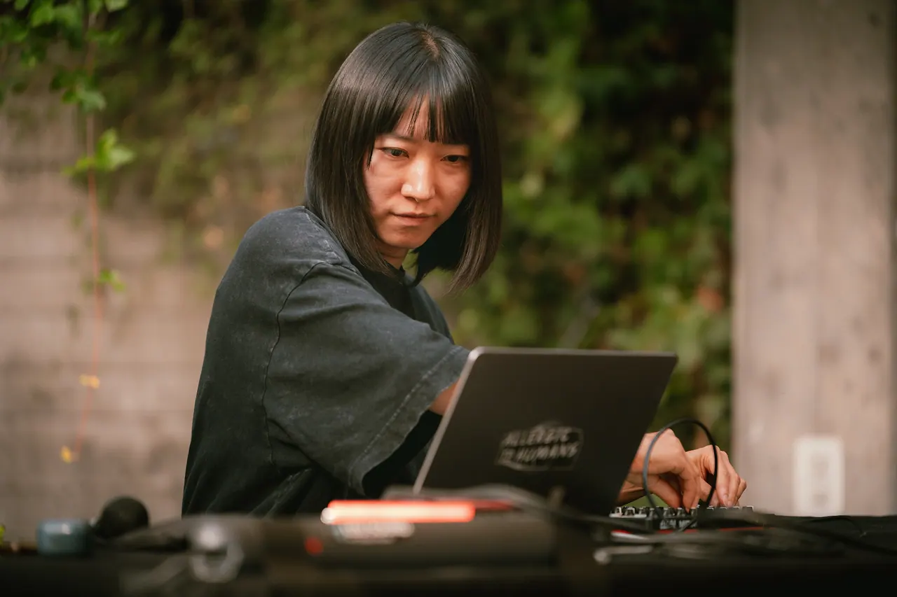 Minami Saeki live an Les Digitales Bern 2026, Botanischer Garten Bern – Foto 10 von 13