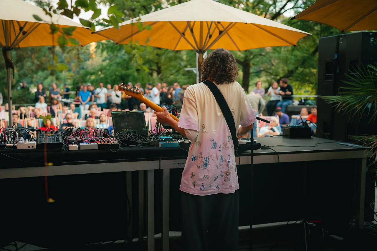 Slon live an Les Digitales Bern 2026, Botanischer Garten Bern – Foto 14 von 15